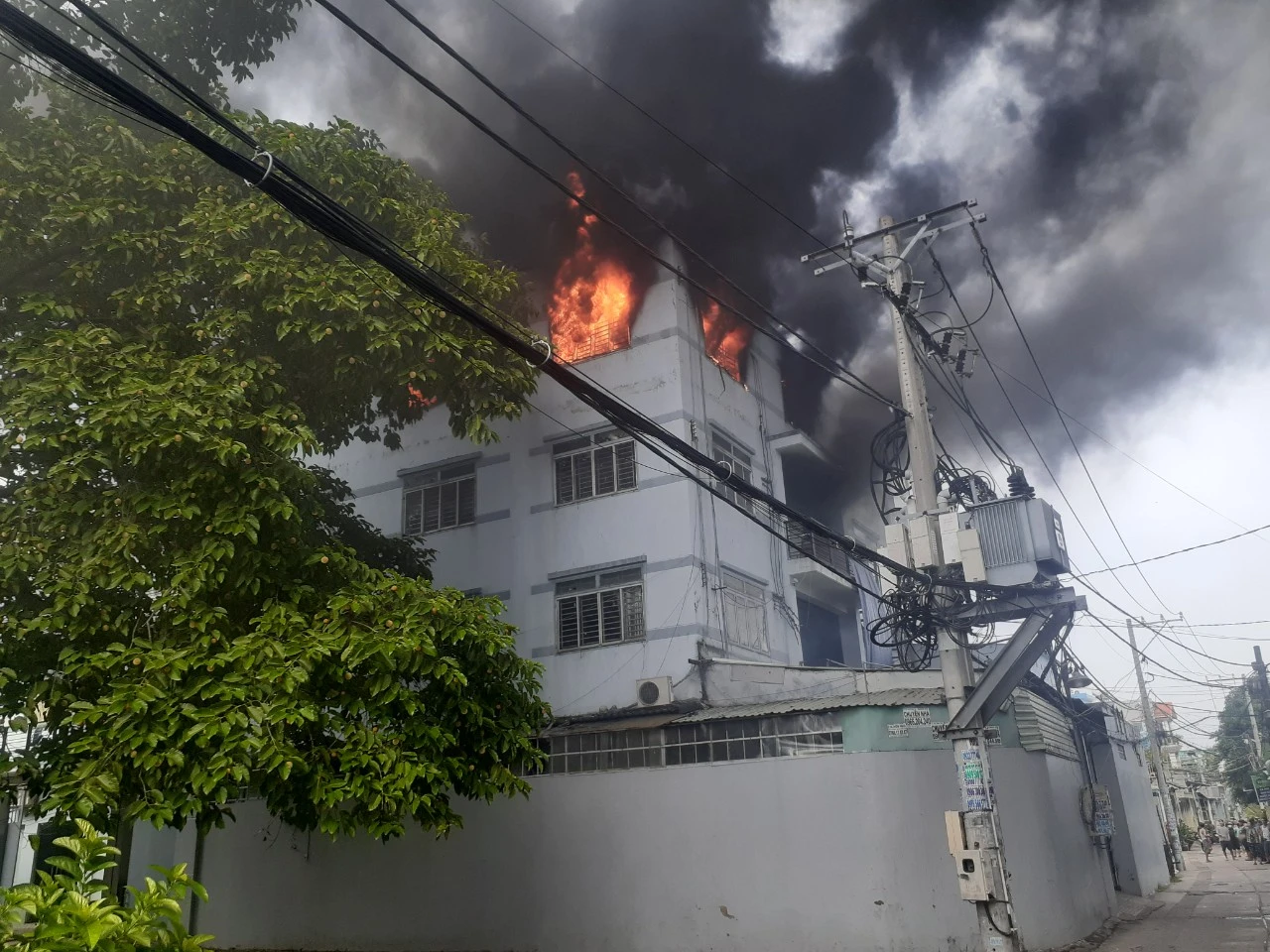 TP.HCM: Cháy công ty nón bảo hiểm ở Bình Tân, giải cứu  nhiều công nhân