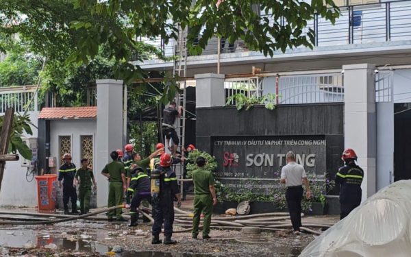 TP.HCM: Cháy công ty nón bảo hiểm ở Bình Tân, giải cứu  nhiều công nhân