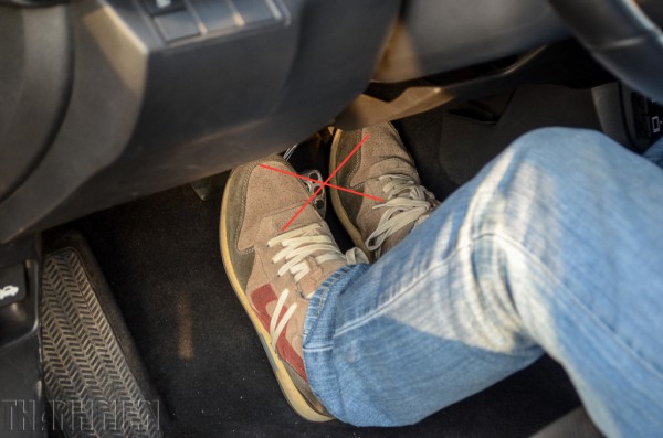 Vì sao không được dùng hai chân khi lái ô tô số tự động?