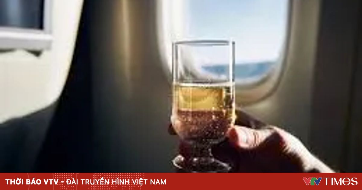 Vì sao không nên uống rượu khi đi máy bay?