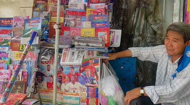 Những sạp báo giấy ở TP Hồ Chí Minh - Ảnh 1.
