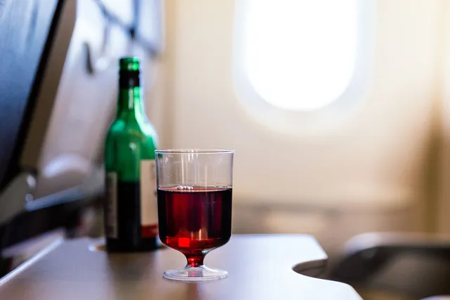 Vì sao không nên uống rượu khi đi máy bay? - Ảnh 1.