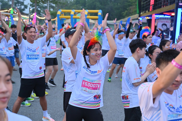 2.000 người tham gia Đường chạy sắc màu “Color Run EcoLakes 2024” - Ảnh 6.