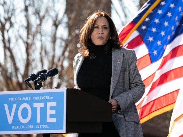 Phong cách thanh lịch của Phó tổng thống Mỹ Kamala Harris khi vận động tranh cử