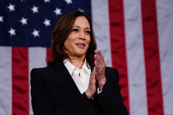 Phong cách thanh lịch của Phó tổng thống Mỹ Kamala Harris khi vận động tranh cử