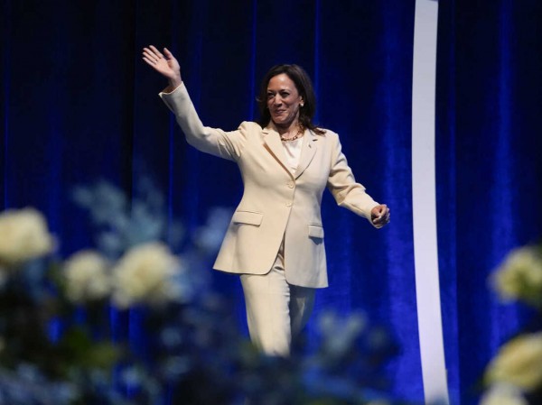 Phong cách thanh lịch của Phó tổng thống Mỹ Kamala Harris khi vận động tranh cử