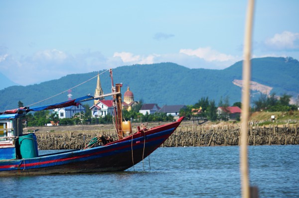 Chôn hàng nghìn chiếc cọc chiếm dụng lòng sông Rác để nuôi hàu trái phép