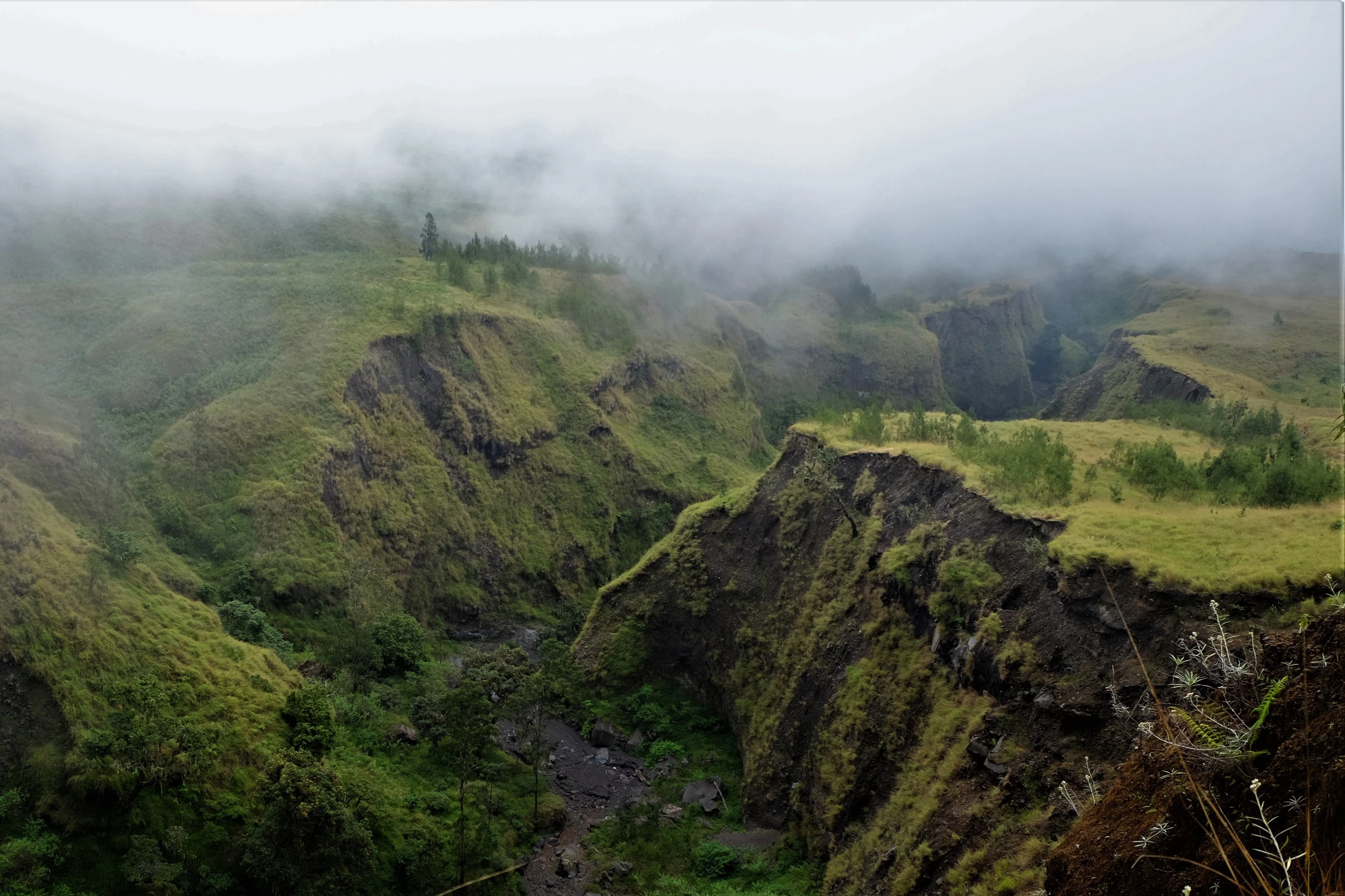 Khách Việt chinh phục cung trek núi lửa kỳ vĩ bậc nhất Indonesia