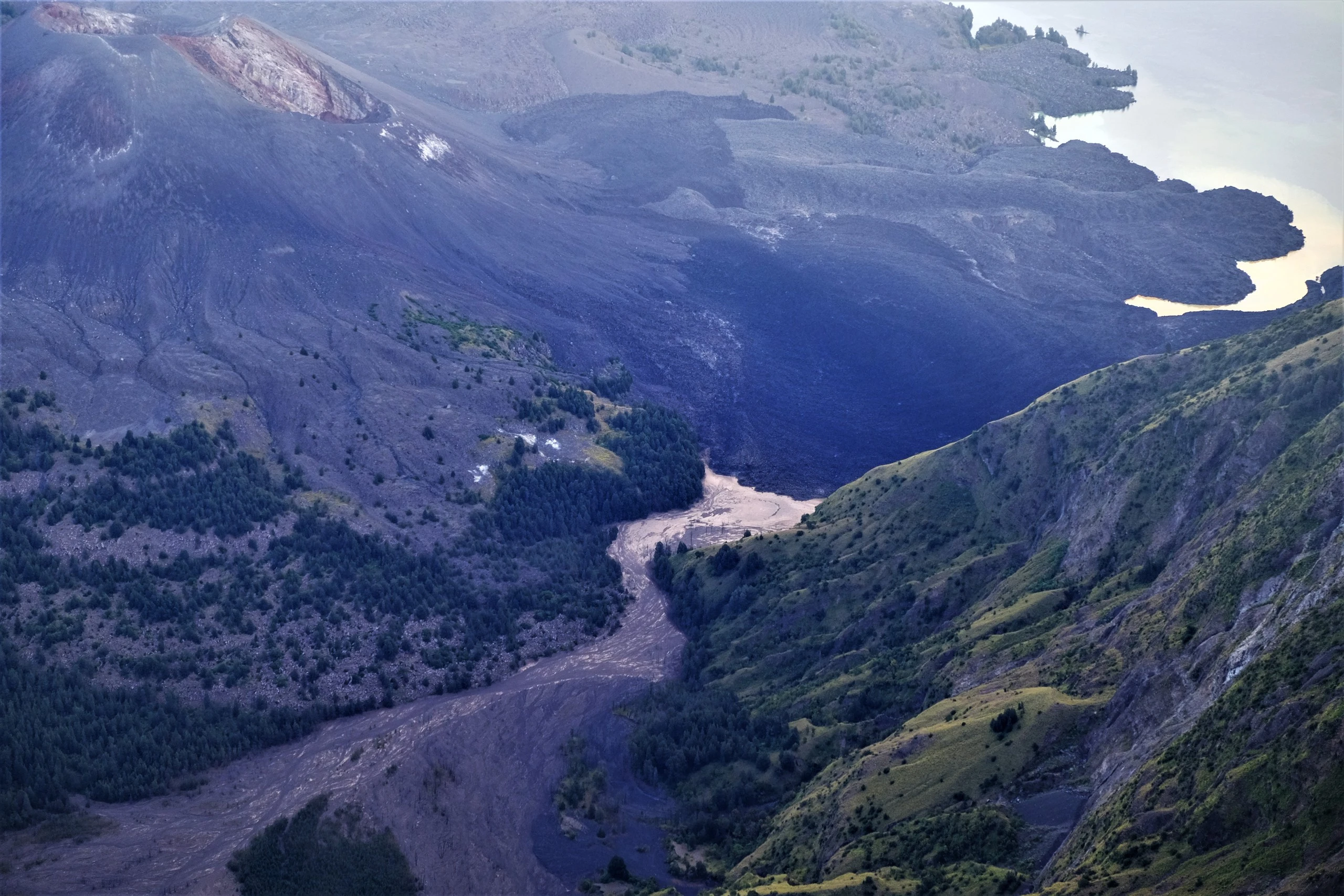 Khách Việt chinh phục cung trek núi lửa kỳ vĩ bậc nhất Indonesia