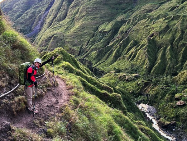 Khách Việt chinh phục cung trek núi lửa kỳ vĩ bậc nhất Indonesia