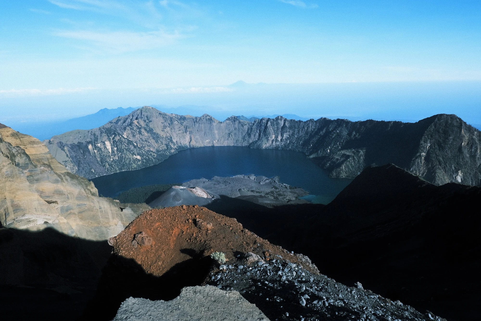 Khách Việt chinh phục cung trek núi lửa kỳ vĩ bậc nhất Indonesia