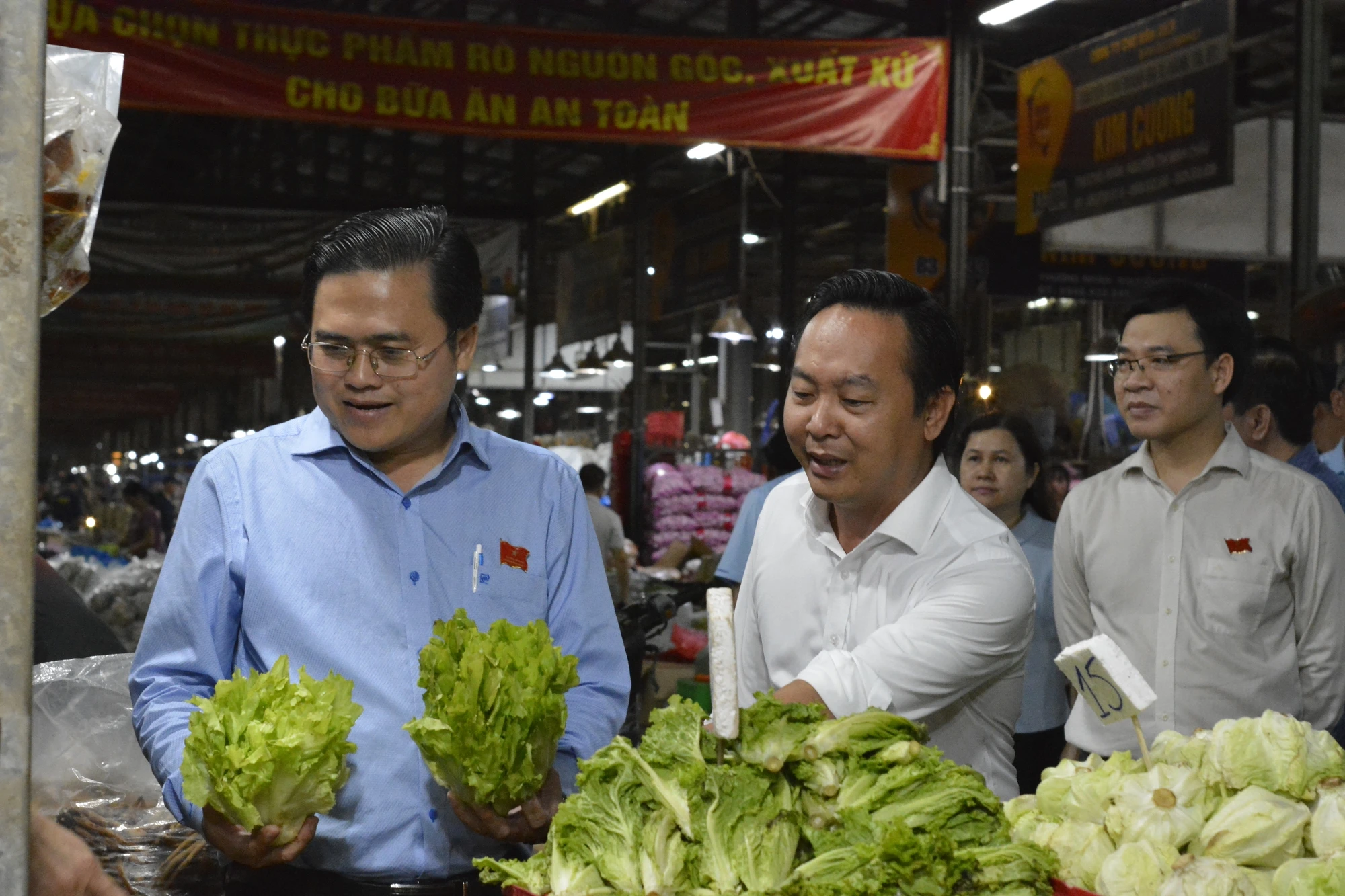 Chợ tự phát quanh chợ đầu mối Bình Điền, do quản lý yếu kém?