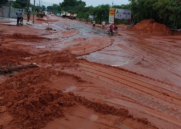 Bình Thuận: Lũ cát lại tràn xuống đường ở Mũi Né