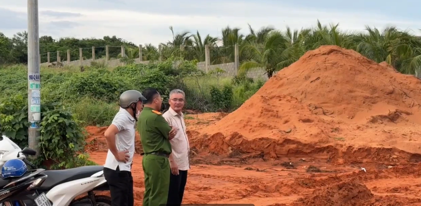 Bình Thuận: 'Điệp khúc' mưa lớn, cát tràn xối xả ra đường đi Mũi Né