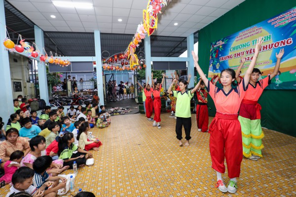 Báo Thanh Niên mang Trung thu yêu thương đến lớp học tình thương ở Thủ Đức