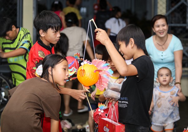 Báo Thanh Niên mang Trung thu yêu thương đến lớp học tình thương ở Thủ Đức