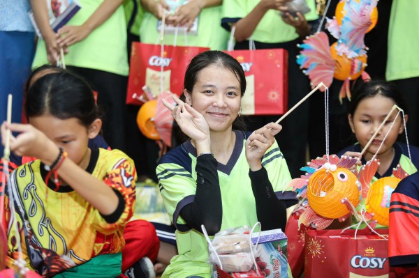 Báo Thanh Niên mang Trung thu yêu thương đến lớp học tình thương ở Thủ Đức