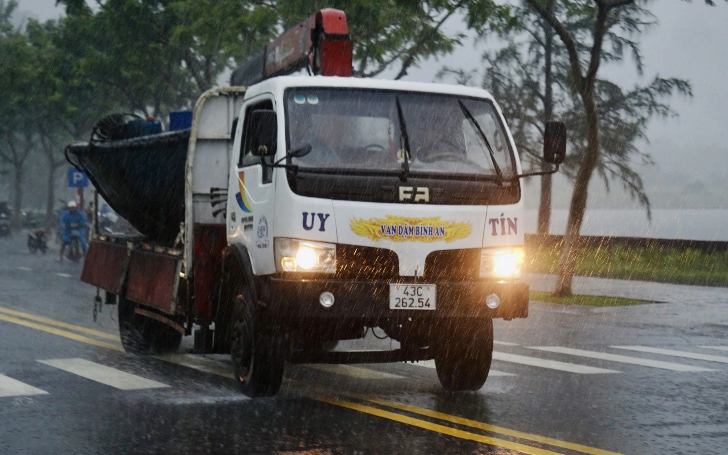 Đà Nẵng: Ngư dân tất tả thuê xe cẩu tàu thuyền lên bờ tránh bão số 4