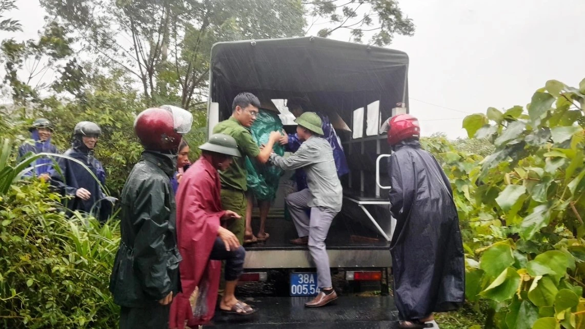 Ứng phó nguy cơ sạt lở sau bão số 4