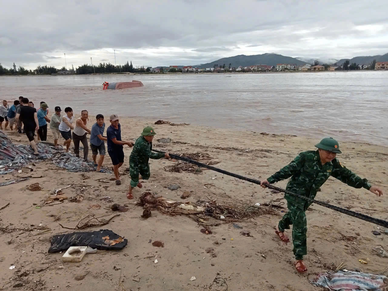 Quảng Bình: Sóng đánh lật tàu cá đang neo đậu tránh bão số 4