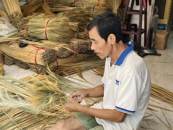 Sống ở TP.HCM: Xóm chổi đót nghĩa tình, nhớ thời hoàng kim 'đi máy bay'