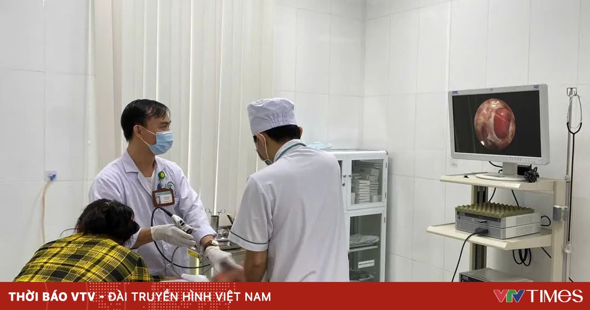 Bé trai bị thủng vách ngăn mũi do pin cúc áo