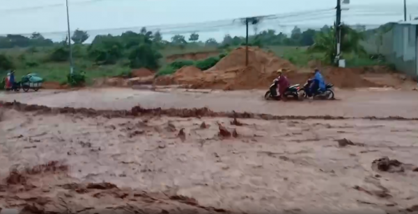 Bình Thuận: Lũ cát lại tràn xuống đường ở Mũi Né