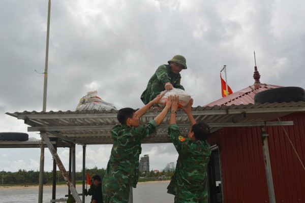 Bộ đội biên phòng Quảng Bình khẩn trương giúp dân trước bão