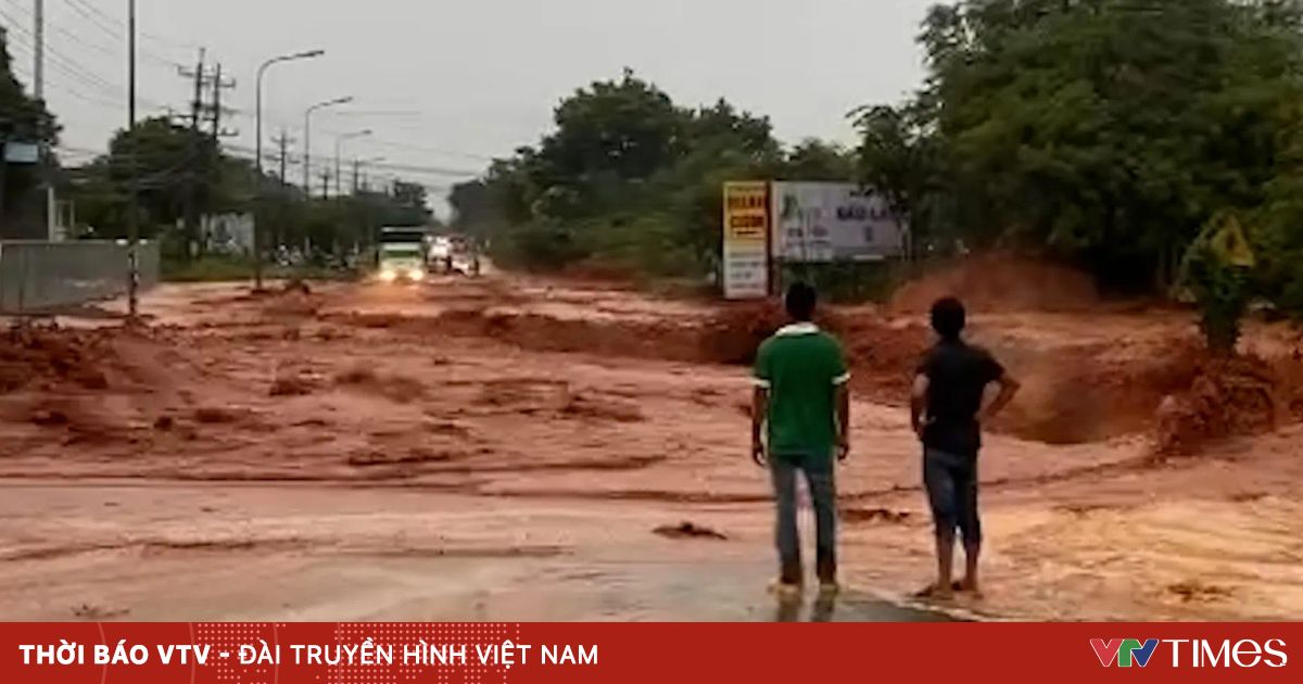 Cô gái trẻ bị lũ cát đỏ cuốn trôi trên đường phố Phan Thiết