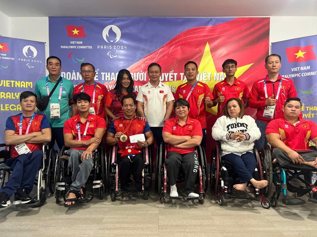 Đô cử Lê Văn Công nhận thưởng nóng sau tấm HCĐ tại Paralympic - Ảnh 1.