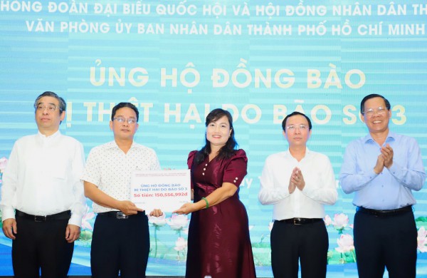 Lãnh đạo, công chức TP.HCM tiếp tục ủng hộ đồng bào miền Bắc