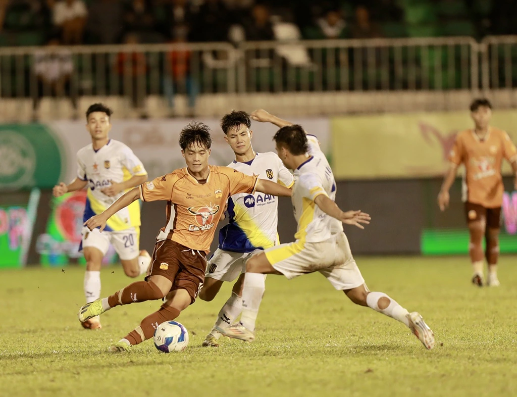 Lịch thi đấu vòng 3 V-League: Chờ ‘chiếu dưới' lại gây sốc, HLV Vũ Tiến Thành nói gì?