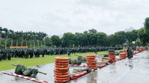 Quân đội, công an tổng lực giúp dân trong bão