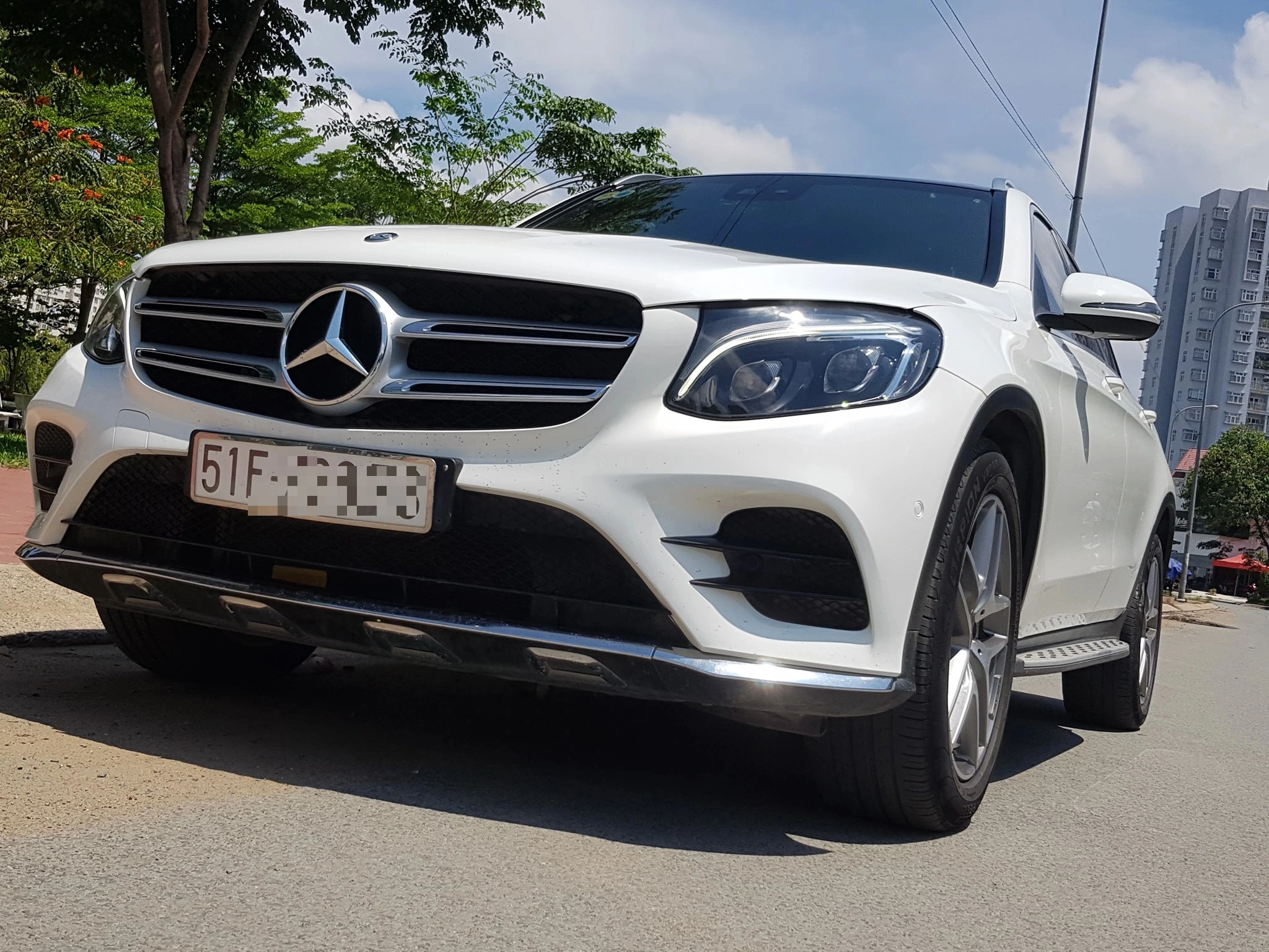 Xe cũ Mercedes GLC 300 rao giá ngang Hyundai Santa Fe tại Việt Nam