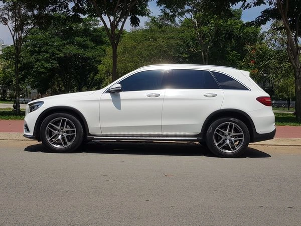 Xe cũ Mercedes GLC 300 rao giá ngang Hyundai Santa Fe tại Việt Nam