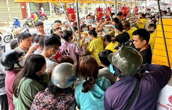 Xếp hàng dài mua bánh trung thu ở TP.HCM: Tiệm chưa mở khách chờ sẵn khiến ông chủ bất ngờ