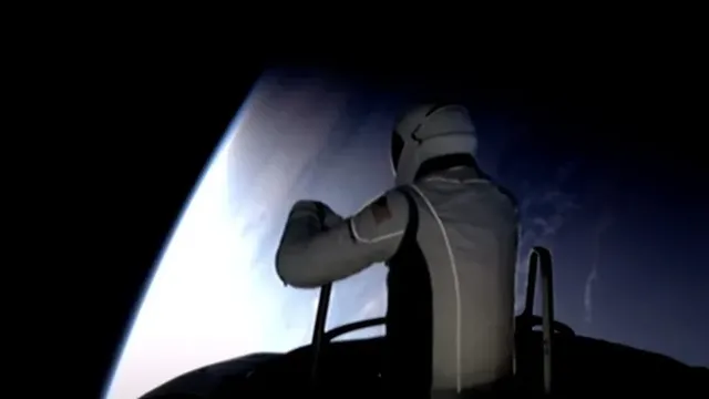 SpaceX làm nên lịch sử với chuyến đi bộ ngoài không gian của phi hành gia tư nhân - Ảnh 1.