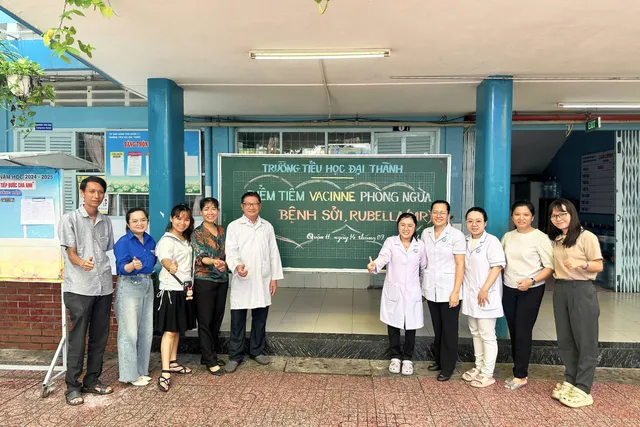 TP Hồ Chí Minh: Các điểm tiêm vaccine sởi tại trường học diễn ra sôi động vào ngày cuối tuần - Ảnh 1.