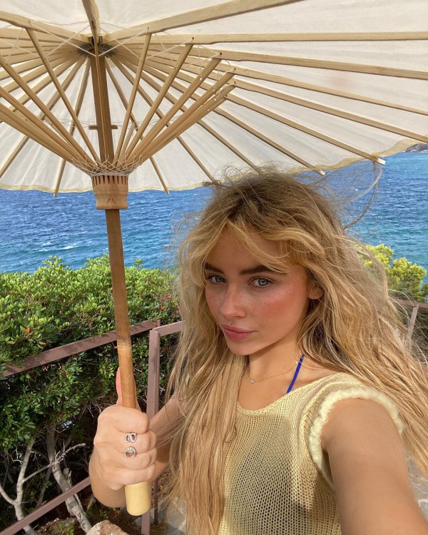 Quy trình làm đẹp trong 1 ngày của Sabrina Carpenter