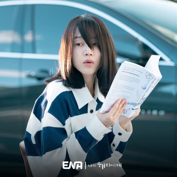 Thời trang đa phong cách của Shin Hye Sun trong “Dear Hyeri”