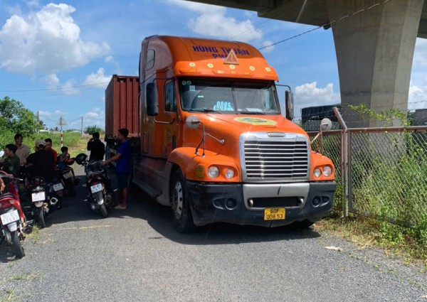 Người dân bắt quả tang 2 xe container đổ trộm chất lỏng màu xanh ra suối Người dân bắt quả tang 2 xe container đổ trộm chất lỏng màu xanh ra suối