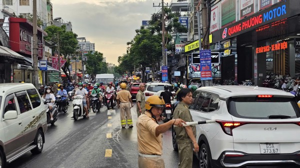 Xuất hiện hố sâu trước nhà dân sau mưa lớn