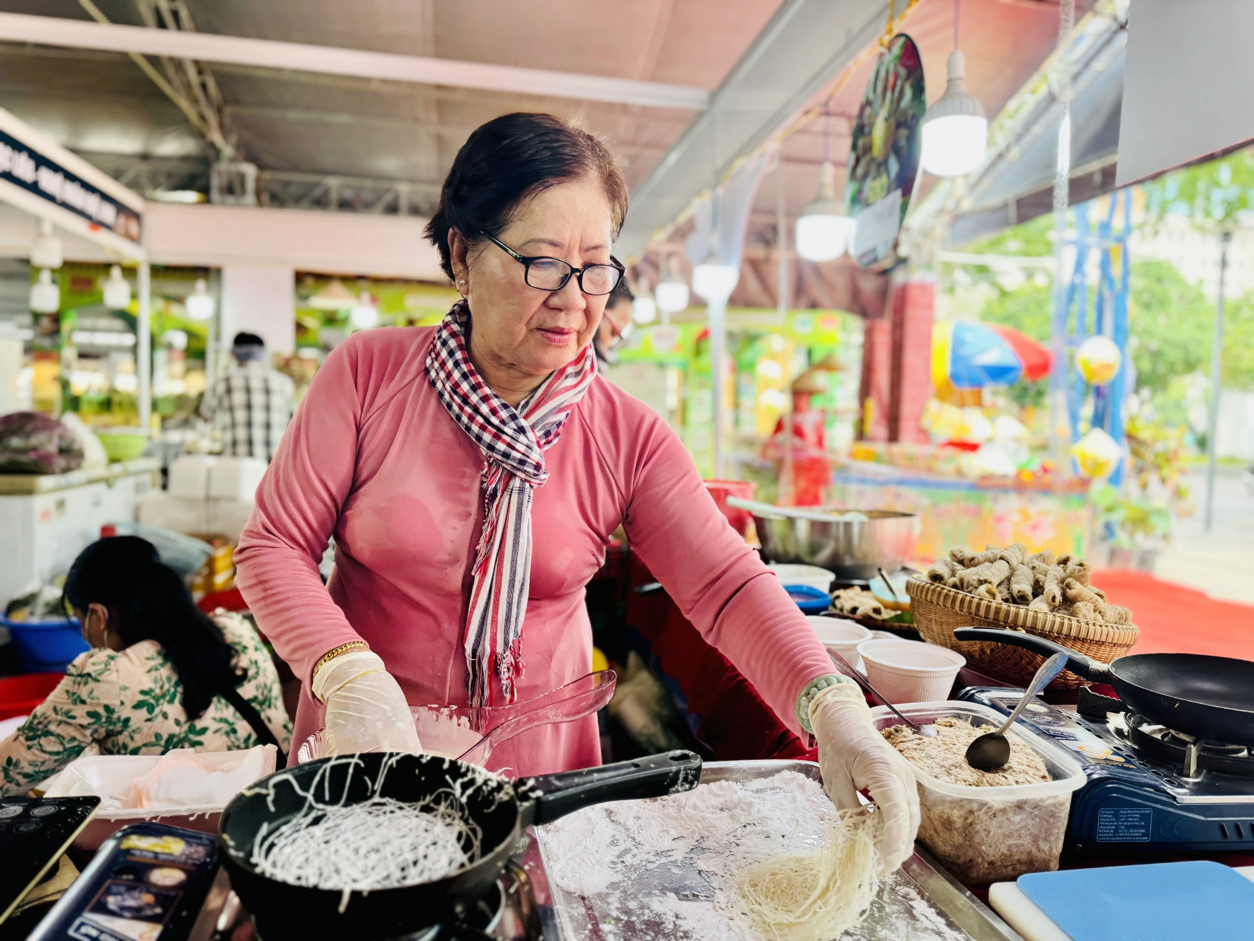 Ngày hội bánh dân gian TP.HCM: Người dân thỏa thích chọn, ăn đủ loại bánh 3 miền mừng ngày 20.10