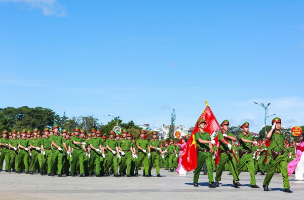 Hàng ngàn người đến xem công an biểu diễn võ thuật, kỹ năng phòng chống tội phạm