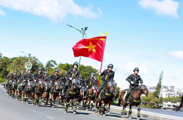 Hàng ngàn người đến xem công an biểu diễn võ thuật, kỹ năng phòng chống tội phạm