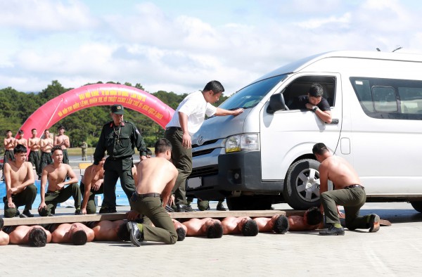 Hàng ngàn người đến xem công an biểu diễn võ thuật, kỹ năng phòng chống tội phạm