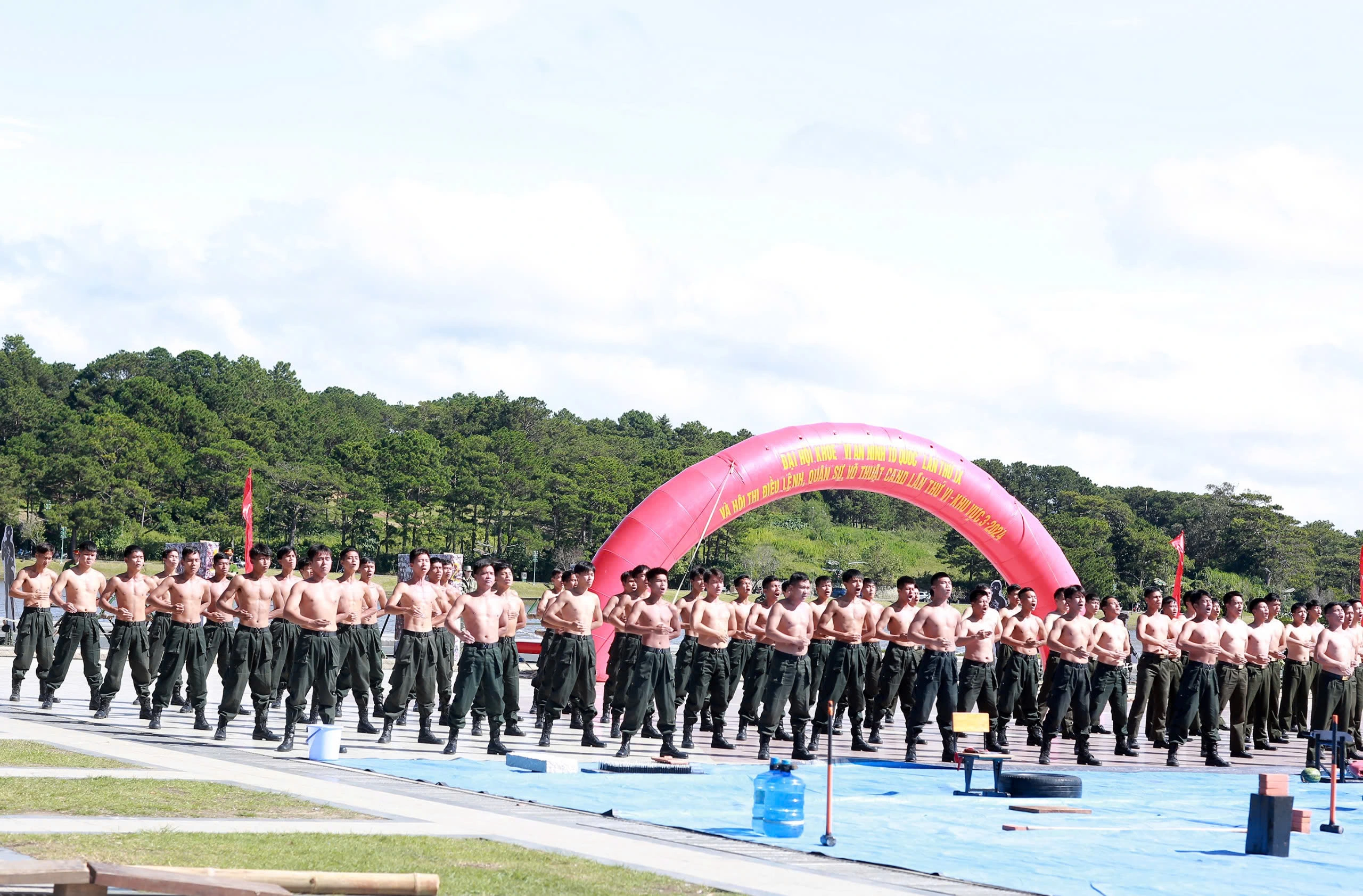 Hàng ngàn người đến xem công an biểu diễn võ thuật, kỹ năng phòng chống tội phạm