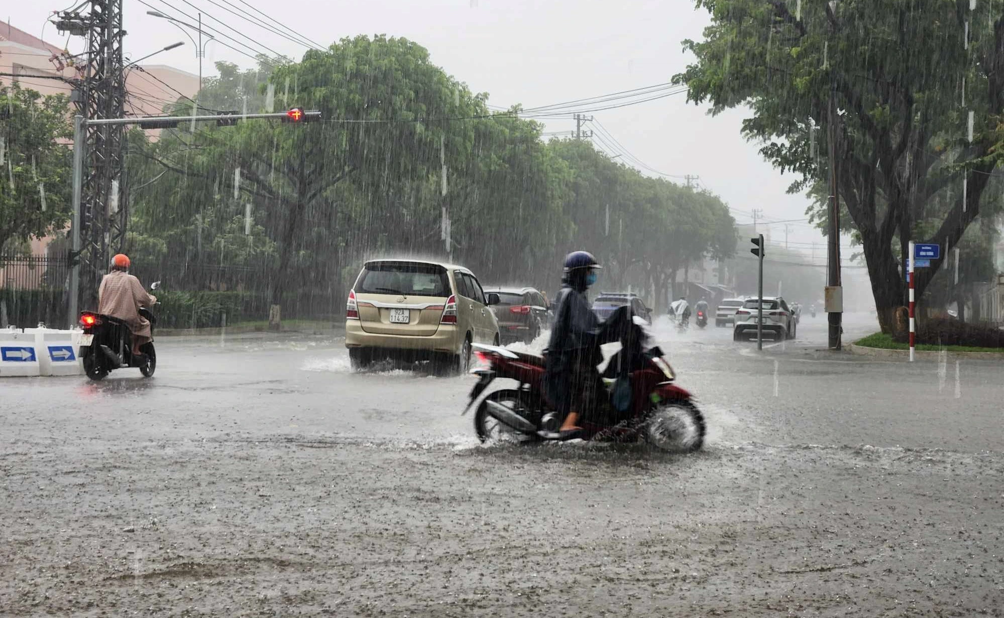 Quảng Nam: Mưa như trút, nhiều tuyến đường ở TP.Tam Kỳ ngập sâu