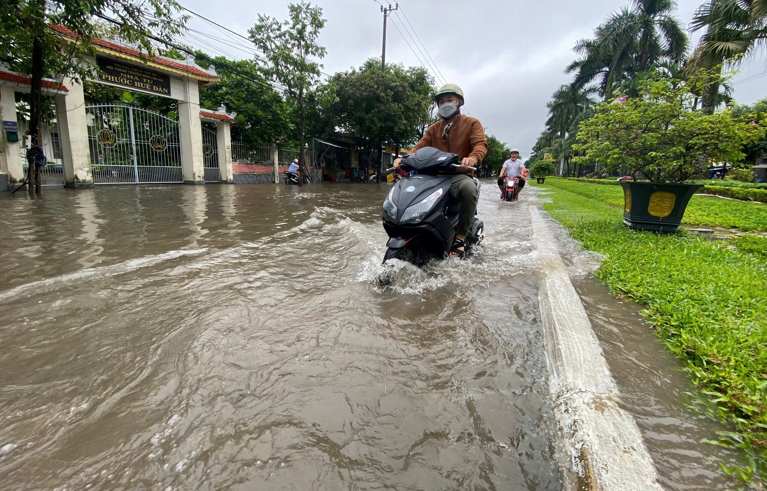 Quảng Nam: Mưa như trút, nhiều tuyến đường ở TP.Tam Kỳ ngập sâu