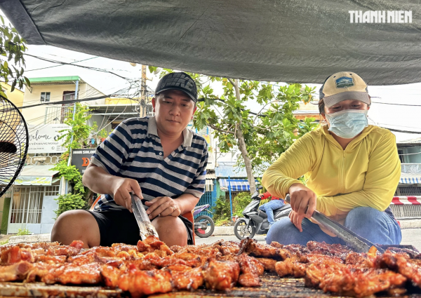 Ăn cơm tấm Sài Gòn kèm chén nước mắm, mỡ hành… 'ngon hết sẩy'